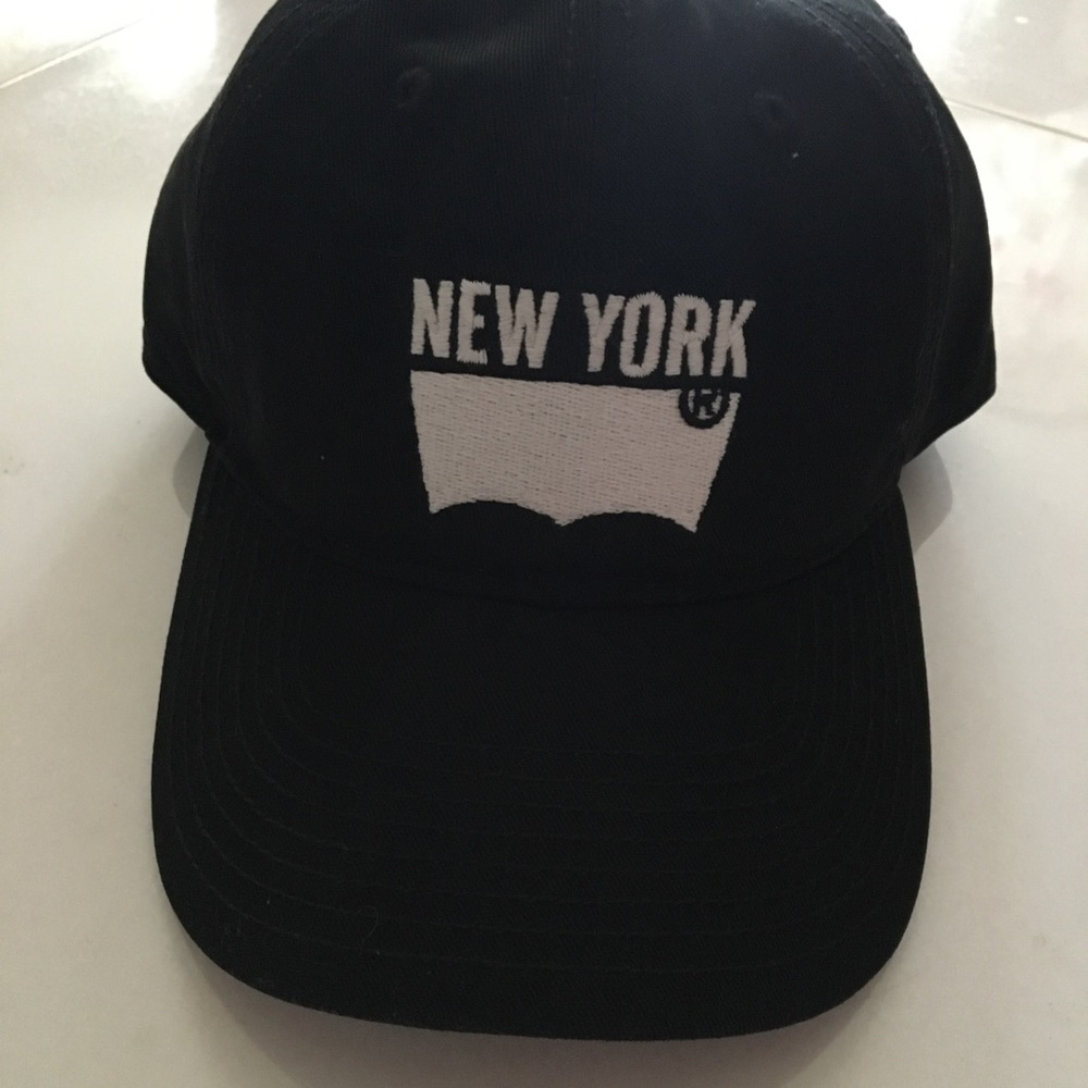 New black Levi's New York snap back baseball hat. Unisex